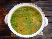 Фото приготовления рецепта: Куриный суп с зелёным горошком и капустой - шаг №15