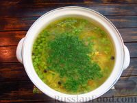 Фото приготовления рецепта: Куриный суп с зелёным горошком и капустой - шаг №16