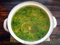 Фото приготовления рецепта: Куриный суп с зелёным горошком и капустой - шаг №17