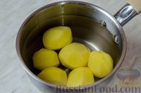 Фото приготовления рецепта: Самосы с консервированным горошком, картошкой и луком - шаг №2