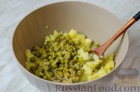 Фото приготовления рецепта: Самосы с консервированным горошком, картошкой и луком - шаг №11