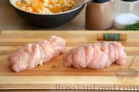Фото приготовления рецепта: Куриные рулетики с консервированными персиками и сыром - шаг №8