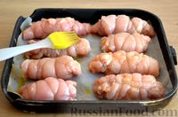 Фото приготовления рецепта: Куриные рулетики с консервированными персиками и сыром - шаг №9