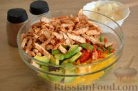 Фото приготовления рецепта: Овощной салат с курицей и авокадо - шаг №14
