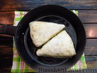 Фото приготовления рецепта: Картофельные лепёшки-треугольники с луком - шаг №25