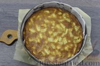 Фото приготовления рецепта: Яблочный пирог с кокосовой стружкой, цедрой и лаймовой глазурью - шаг №10