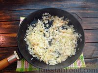 Фото приготовления рецепта: Заливной пирог с рыбными консервами, рисом и луком - шаг №5