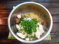 Фото приготовления рецепта: Заливной пирог с рыбными консервами, рисом и луком - шаг №9