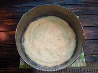 Фото приготовления рецепта: Заливной пирог с рыбными консервами, рисом и луком - шаг №16