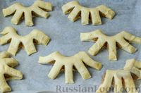 Фото приготовления рецепта: Сладкие дрожжевые булочки "Медвежий коготь" с миндальной начинкой - шаг №19