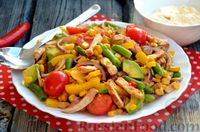Фото к рецепту: Овощной салат с курицей и авокадо