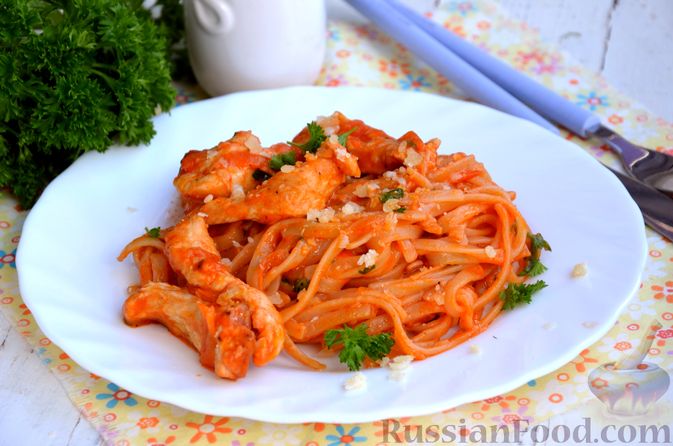 Спагетти с индейкой в томатном соусе