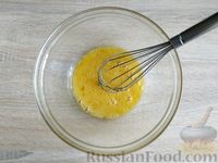 Фото приготовления рецепта: Пирог на кефире с копчёными сосисками, сыром и зелёным луком - шаг №3