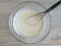 Фото приготовления рецепта: Пирог на кефире с копчёными сосисками, сыром и зелёным луком - шаг №7
