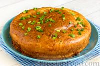 Фото приготовления рецепта: Пирог на кефире с копчёными сосисками, сыром и зелёным луком - шаг №15