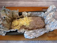 Фото приготовления рецепта: Мясной рулет из фарша со шпинатом и сыром - шаг №13