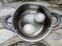 Фото приготовления рецепта: Рулет из скумбрии, фаршированной маринованными огурцами, яйцами и сыром (в духовке) - шаг №2