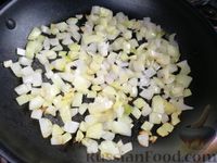 Фото приготовления рецепта: Рулет из скумбрии, фаршированной маринованными огурцами, яйцами и сыром (в духовке) - шаг №3