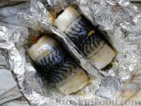Фото приготовления рецепта: Рулет из скумбрии, фаршированной маринованными огурцами, яйцами и сыром (в духовке) - шаг №15