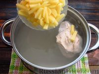 Фото приготовления рецепта: Куриный суп с чечевицей, вермишелью и сладким перцем - шаг №6