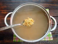 Фото приготовления рецепта: Куриный суп с чечевицей, вермишелью и сладким перцем - шаг №11