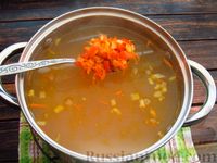 Фото приготовления рецепта: Куриный суп с чечевицей, вермишелью и сладким перцем - шаг №12