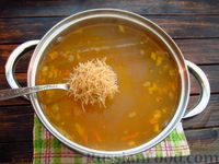 Фото приготовления рецепта: Куриный суп с чечевицей, вермишелью и сладким перцем - шаг №13