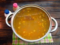 Фото приготовления рецепта: Куриный суп с чечевицей, вермишелью и сладким перцем - шаг №15
