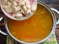 Фото приготовления рецепта: Куриный суп с чечевицей, вермишелью и сладким перцем - шаг №14