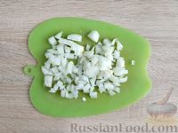 Фото приготовления рецепта: Соус из солёных помидоров с луком, чесноком и зеленью - шаг №3