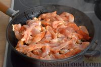 Фото приготовления рецепта: Паста с курицей и сыром в томатном соусе - шаг №8