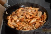 Фото приготовления рецепта: Паста с курицей и сыром в томатном соусе - шаг №9