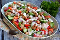 Фото к рецепту: Овощной салат с оливками, сухариками и заправкой из икры минтая
