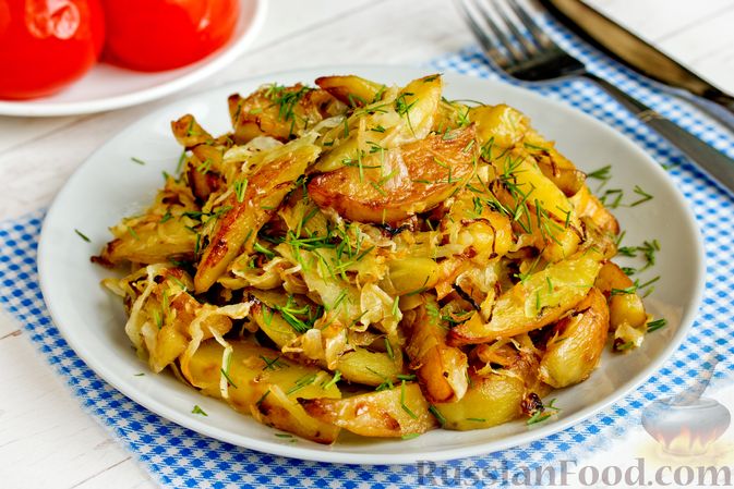 Жареная картошка с квашеной капустой на сковороде