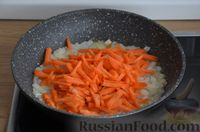 Фото приготовления рецепта: Куриный суп с солёными помидорами  и рисом - шаг №4