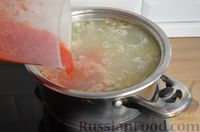Фото приготовления рецепта: Куриный суп с солёными помидорами  и рисом - шаг №13