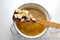 Фото приготовления рецепта: Сырный суп с зелёным горошком - шаг №7