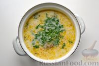 Фото приготовления рецепта: Сырный суп с зелёным горошком - шаг №10