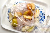 Фото приготовления рецепта: Куриные окорочка, запечённые в рукаве с маринованными яблоками - шаг №4