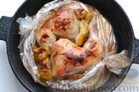 Фото приготовления рецепта: Куриные окорочка, запечённые в рукаве с маринованными яблоками - шаг №6