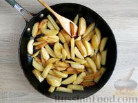 Фото приготовления рецепта: Жареная картошка с капустой - шаг №4