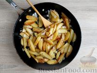 Фото приготовления рецепта: Жареная картошка с капустой - шаг №7