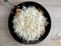Фото приготовления рецепта: Жареная картошка с капустой - шаг №9