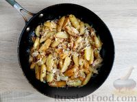 Фото приготовления рецепта: Жареная картошка с капустой - шаг №11