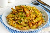 Фото приготовления рецепта: Жареная картошка с капустой - шаг №12