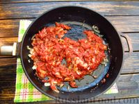 Фото приготовления рецепта: Сицилийская пицца с анчоусами и томатным соусом - шаг №11