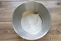 Фото приготовления рецепта: Бисквитный пирог с заварным кремом - шаг №10