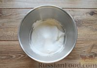 Фото приготовления рецепта: Бисквитный пирог с заварным кремом - шаг №11