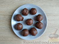 Фото приготовления рецепта: Конфеты с арахисом и мёдом, в шоколаде - шаг №13