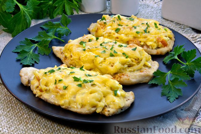 Рецепт: Куриные отбивные, запечённые с варёными яйцами, помидорами и сыром  на RussianFood.com